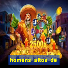 homens altos de pau grande